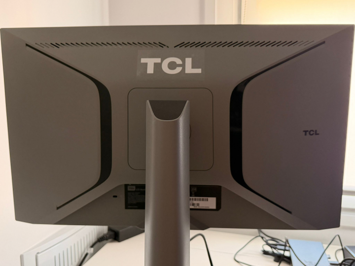 La parte trasera del monitor TCL 25G64.