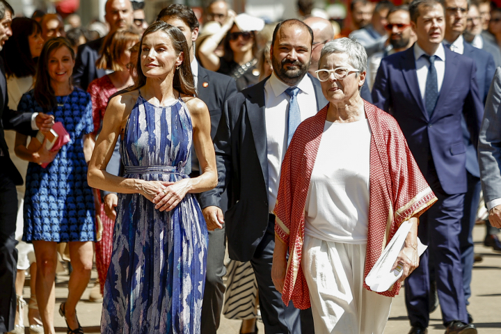 Letizia junto a Eva Orúe, directora de la Feria del Libro