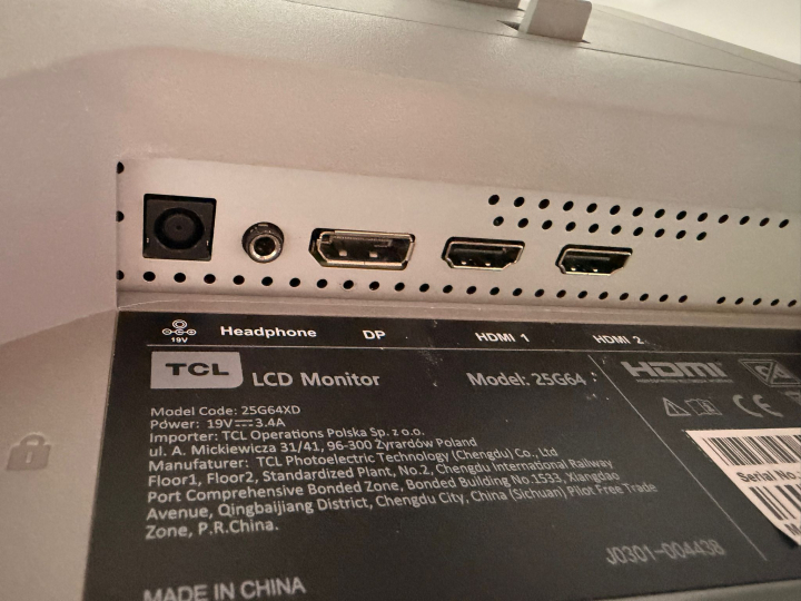 Los puertos que hay en el monitor TCL 25G64.