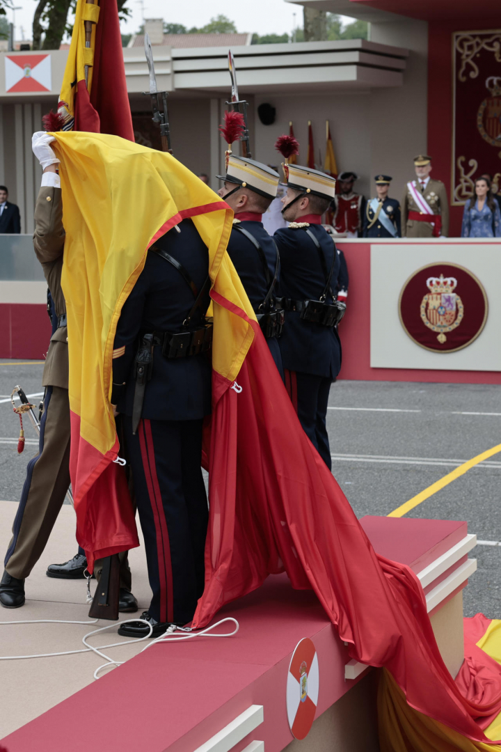 Cae la bandera durante su izado en el desfile por el día de las Fuerzas Armadas este sábado en Vigo.