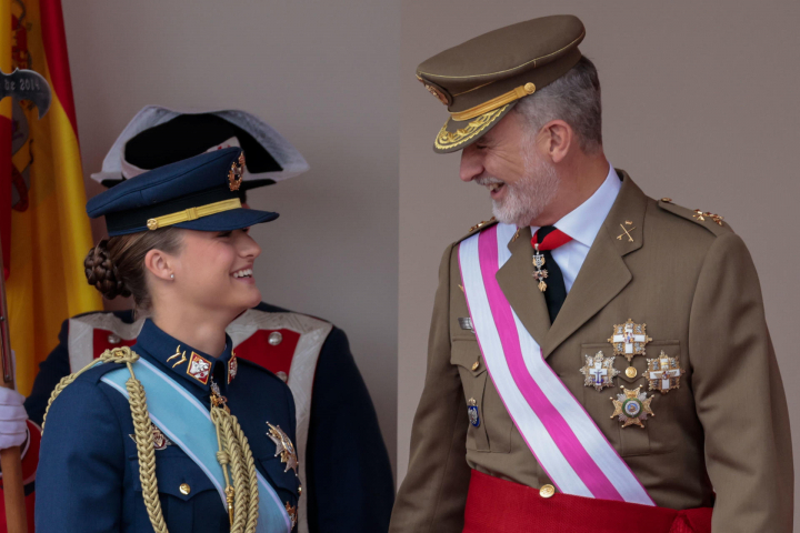 La princesa de Asturias y el Rey comparten un gesto de complicidad durante el desfile por el Día de las Fuerzas Armadas, este sábado en Vigo.