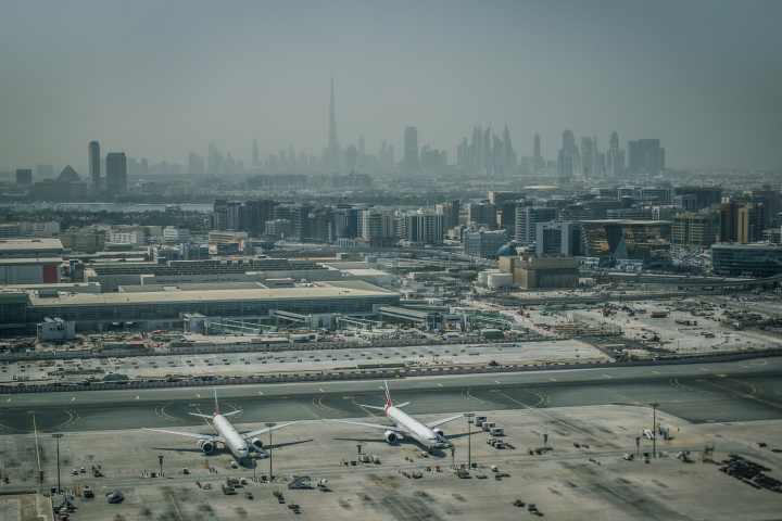 Vista aérea de unas aeronaves aparcadas en el aeropuerto de Dubái.