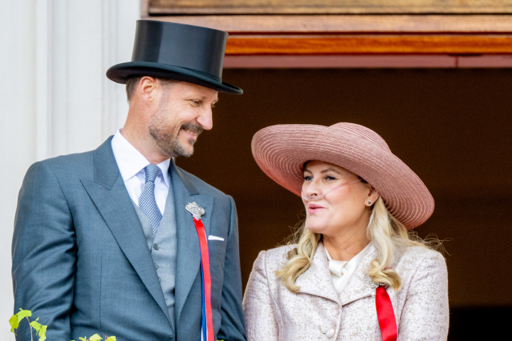 Haakon y Mette-Marit de Noruega, ella con respirador, se sonríen en el Día Nacional de Noruega 2026