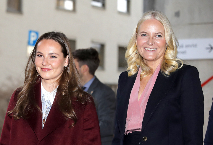 Ingrid Alexandra de Noruega y su madre, Mette-Marit de Noruega, en su visita al Drammen Hospital