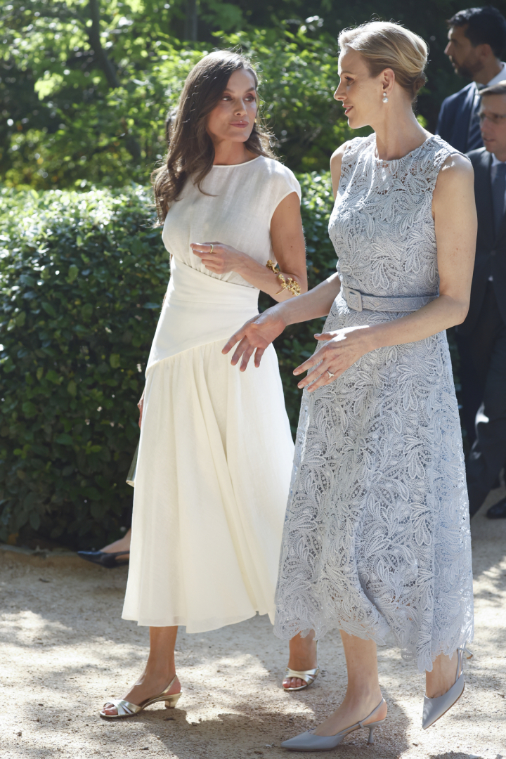 La reina Letizia con un vestido blanco de lino y Charlene de Mónaco con un vestido azul de encaje en el Jardín Botánico de Madrid
