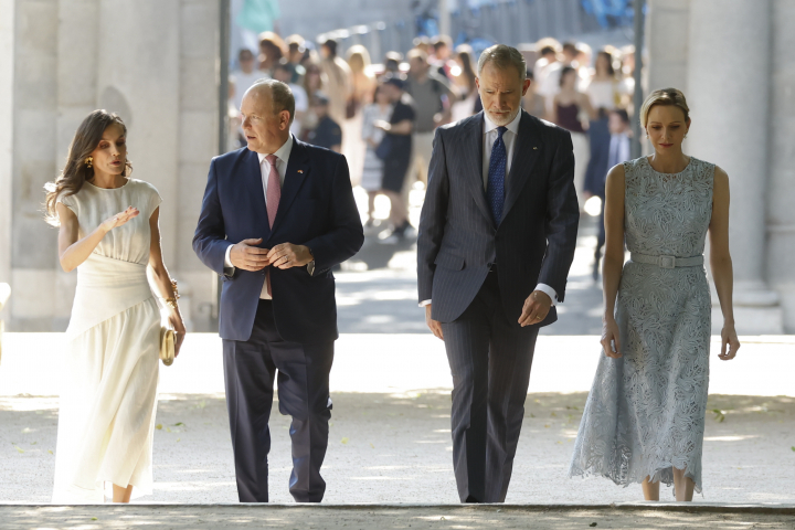 La reina Letizia hablando con Alberto de Mónaco y Felipe VI junto a Charlene de Mónaco en el Jardín Botánico de Madrid