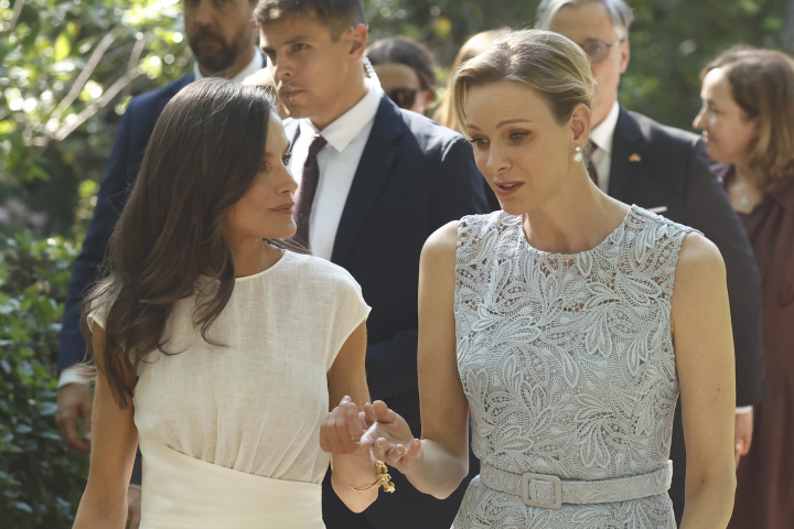 La reina Letizia y Charlene de Mónaco hablando en la primera visita oficial a España de la princesa de Mónaco