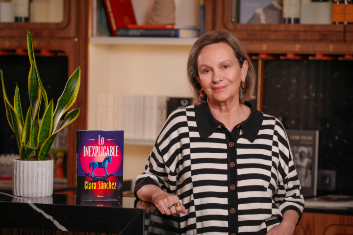 Clara Sánchez posa junto a su novela 'Lo inexplicable'.
