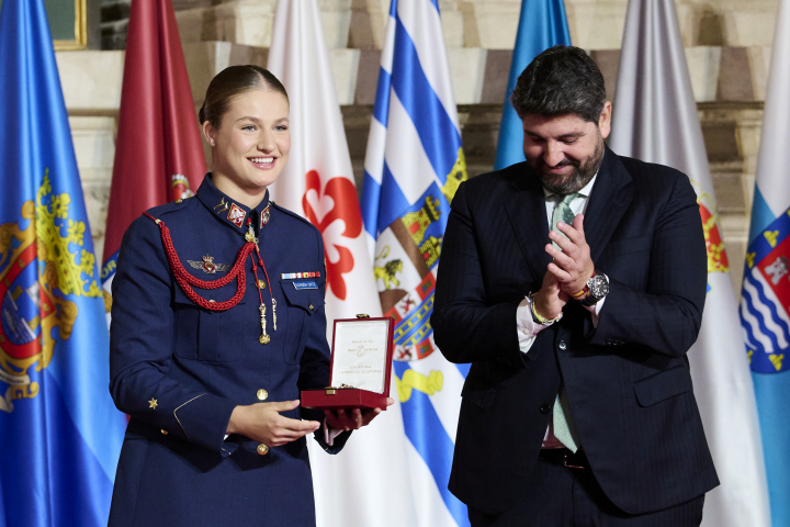 El presidente de Murcia aplaude a la princesa Leonor tras entregarle la Medalla de Oro de la Región de Murcia