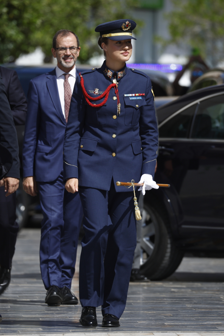 La princesa Leonor con el uniforme del Ejército del Aire y el bastón de mando de San Javier