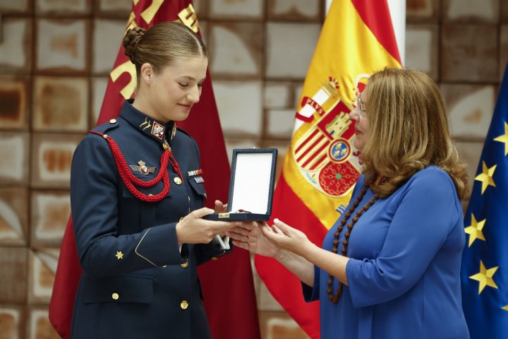 La princesa Leonor recibiendo la Medalla de la Asamblea Regional de Murcia