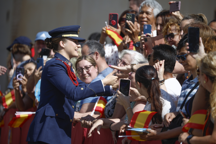 La princesa Leonor saludando a la ciudadanía antes de recibir la Medalla de Oro de San Javier y el título de Hija Adoptiva