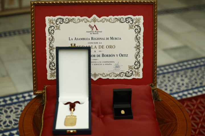 Medalla y diploma de la Asamblea Regional de Murcia a la princesa Leonor