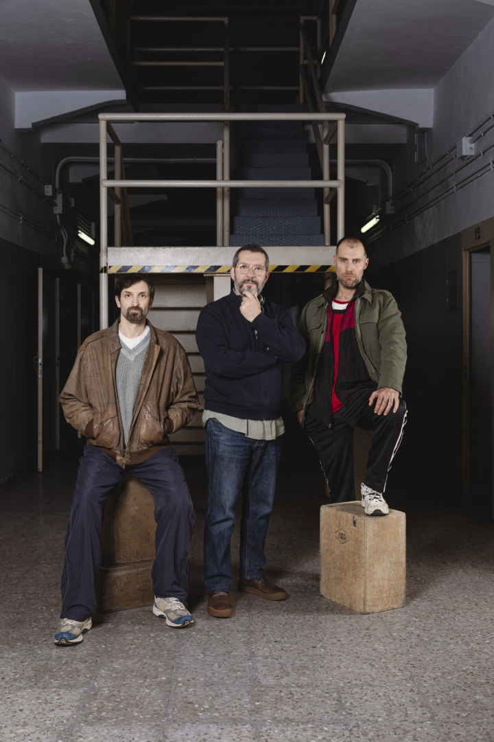 Carles Porta, creador de '33 días', con Julián Villagrán y José Manuel Poga, protagonistas de la serie