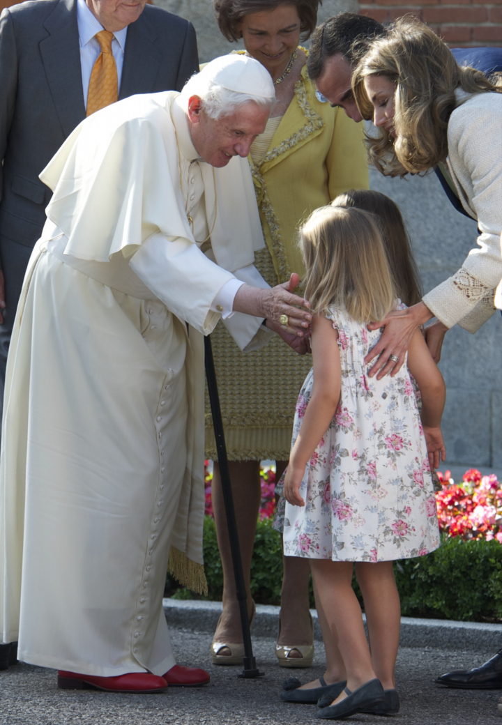 El papa Benedicto XVI saludando a la princesa Leonor y la infanta Sofía en La Zarzuela en 2011
