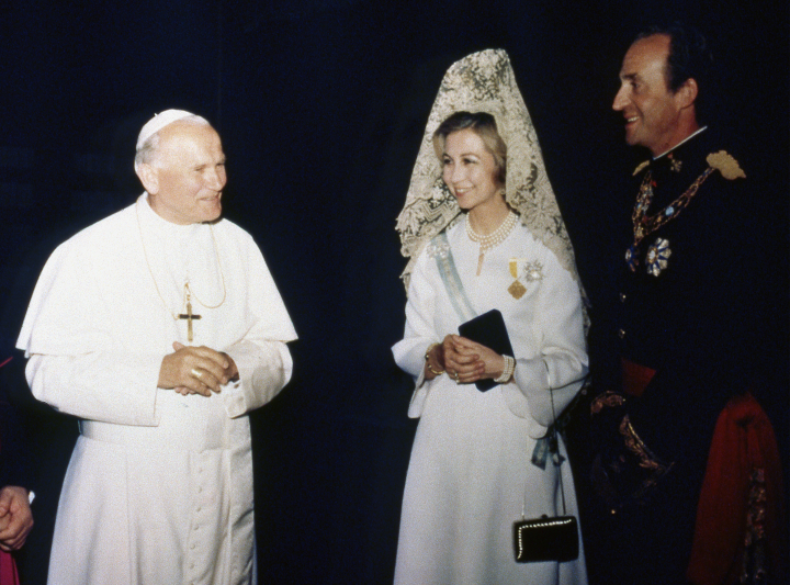 El papa Juan Pablo II, la reina Sofía haciendo uso del privilegio de blanco y el rey Juan Carlos en El Vaticano en 1981
