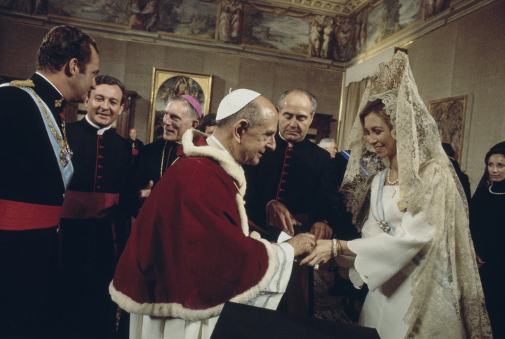 El papa Pablo VI con los reyes Juan y Sofía, ella con el privilegio de blanco, en El Vaticano en febrero de 1977