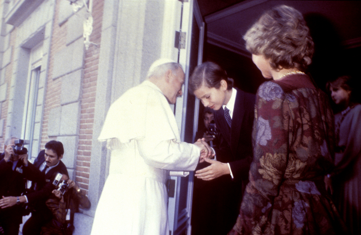 Felipe VI saludando al papa Juan Pablo II en presencia de la reina Sofía en La Zarzuela en 1982 con motivo de la primera visita del papa a España