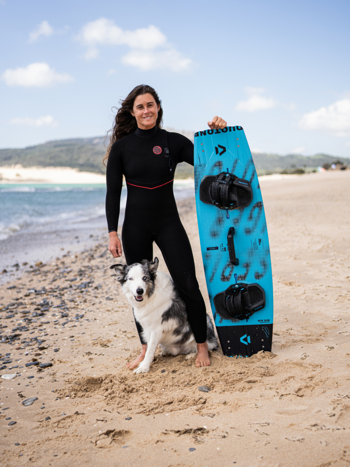 Gisela Pulido, posando en la playa con su tabla y Fly.