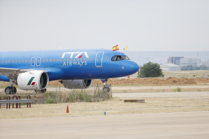 El avión del papa al aterrizar en el aeropuerto Adolfo Suárez Madrid-Barajas para su visita apostólica a España