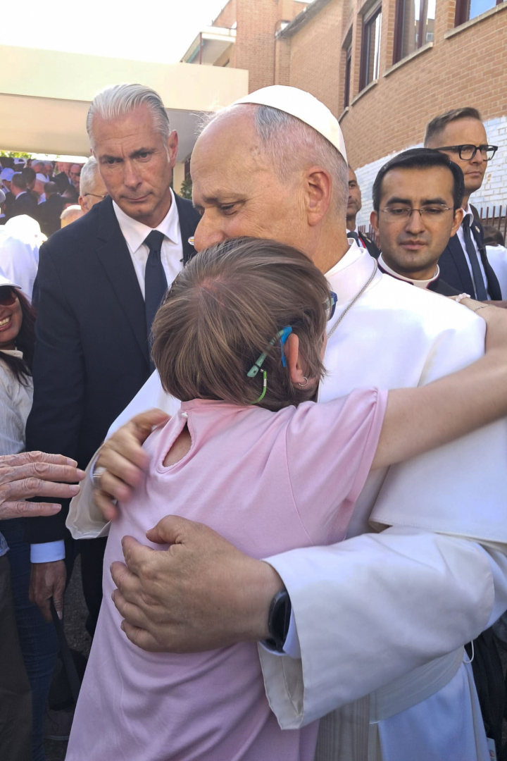 alt="alt="El papa León XIV Abraza a Olga, una niña con discapacidad intelectual que tenía el sueño de abrazar al papa este sábado""