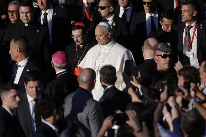 alt="alt="El papa León XIV acompañado por el arzobispo de Madrid, el cardenal José Cobo, a su llegada a la Plaza de Lima""