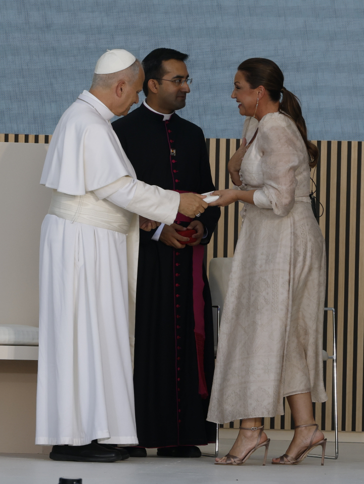 alt="alt="El papa León XIV saluda a la cantaora Niña Pastor tras su actuación""