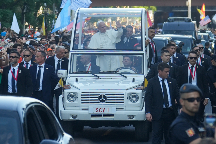 alt="alt="El papa León XIV saluda a los fieles desde el papamóvil""