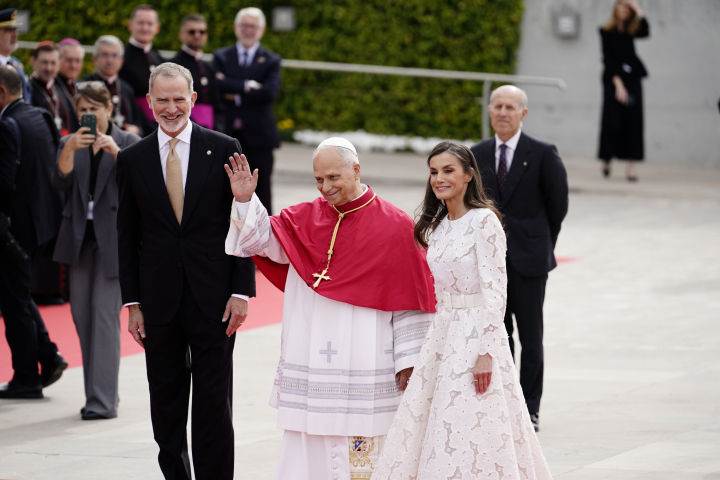 El papa León XIV saludando junto a los reyes Felipe y Letizia al comienzo de su visita apostólica a España