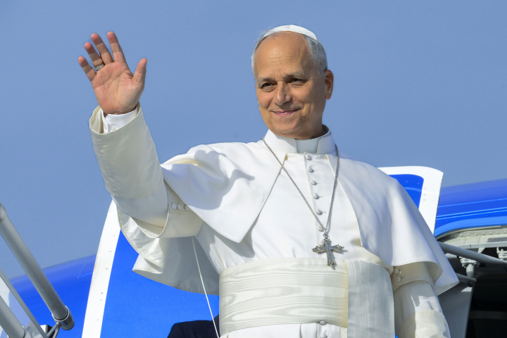 El papa León XVI saludando en el aeropuerto de Fiumicino antes de volar a Madrid para su visita apostólica a EspañaPhoto by