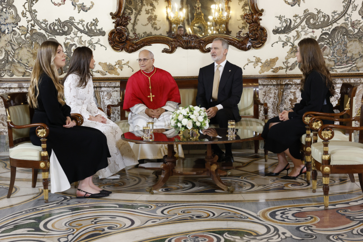 alt="alt="El rey Felipe VI, la reina Letizia y sus hijas, la princesa Leonor y la infanta Sofía, junto al papa León XIV""