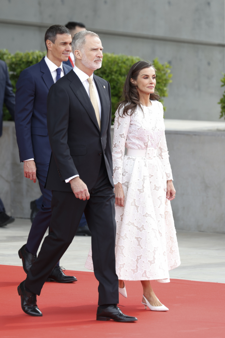 Felipe VI con una corbata con guiño a la bandera de El Vaticano y la reina Letizia con un vestido blanco y sin mantilla en su recibimiento al papa León XIV