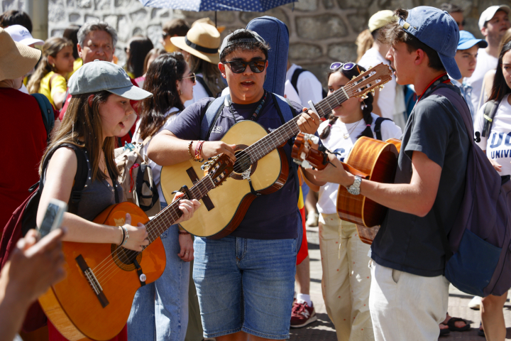 alt="alt="Grupos de fieles esperando al papa""