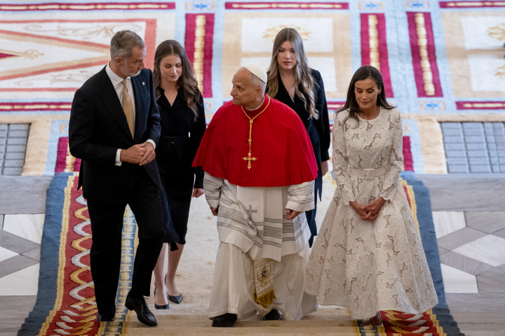 MADRID, 06/06/2026.- El papa León XIV acompañado de los reyes Felipe y Letizia, la princesa Leonor y la infanta Sofía ascienden por la Escalera de Embajadores del Palacio Real, donde tiene lugar la ceremonia de bienvenida al Sumo Pontífice que inicia este sábado en la capital un viaje de seis días a España. EFE/Daniel González