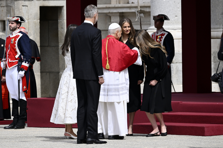 La infanta Sofía saludando al papa León XIV y le hace una reverencia en el recibimiento oficial por su visita apostólica a España