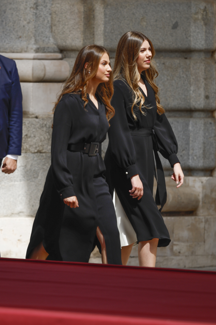 La princesa Leonor con un vestido negro y la infanta Sofía con un traje negro con un forro blanco en el recibimiento al papa León XIV