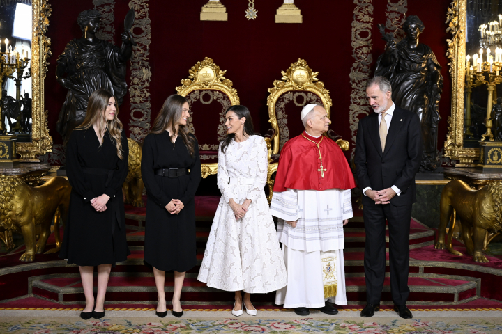 La princesa Leonor, la infanta Sofía, la reina Letizia, el papa León XIV y Felipe VI en el Salón del Trono del Palacio Real