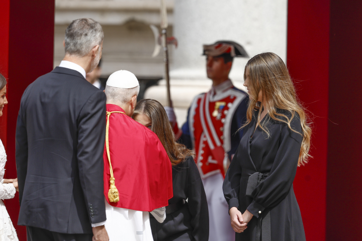 La princesa Leonor saluda al papa León XIV en su recibimiento oficial por su visita apostólica a España