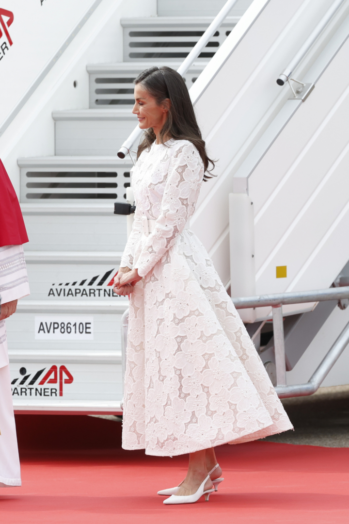 La reina Letizia en el recibimiento al papa León XIV con el vestido blanco que estrenó en su visita de Estado a Egipto