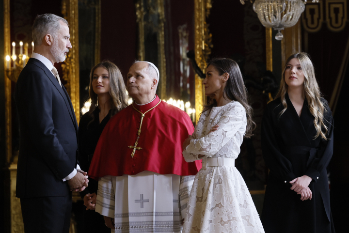 La reina Letizia, la princesa Leonor, la infanta Sofía y el papa León XIV escuchan a Felipe VI en el Salón del Trono del Palacio Real