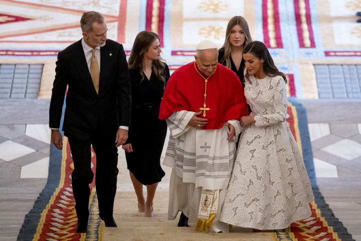 La reina Letizia, muy cómplice con el papa León XIV junto a Felipe VI y sus hijas Leonor y Sofía en la Escalera de Embajadores del Palacio Real