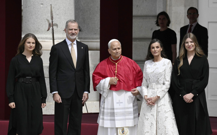 León XIV con los reyes Felipe y Letizia, la princesa Leonor y la infanta Sofía en el recibimiento al papa en el Palacio Real