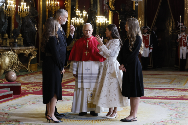 Los reyes Felipe y Letizia y la princesa Leonor y la infanta Sofía hablando con el papa León XIV en el Salón del Trono del Palacio Real