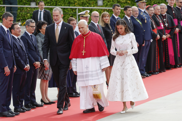 Los reyes Felipe y Letizia y León XIV caminando juntos en el recibimiento al papa por su visita apostólica a España