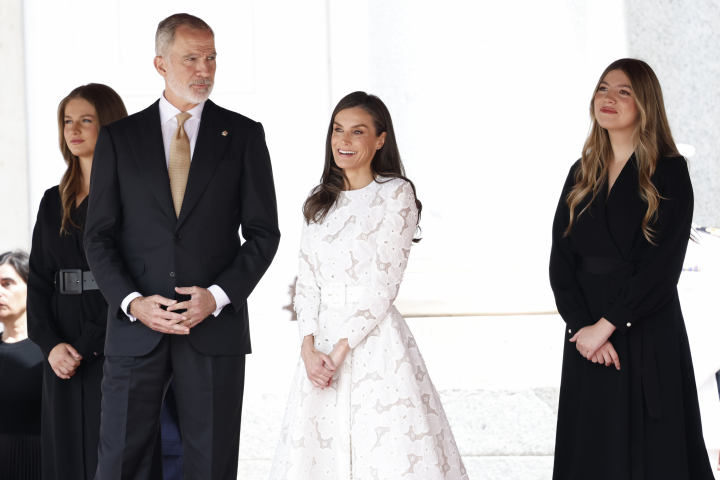 Los reyes Felipe y Letizia y sus hijas, la princesa Leonor y la infanta Sofía en el recibimiento al papa León XIV por su visita apostólica a España
