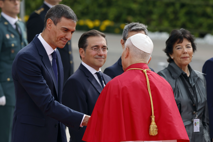 Pedro Sánchez saludando a León XIV en el recibimiento al papa al comienzo de su visita apostólica a España