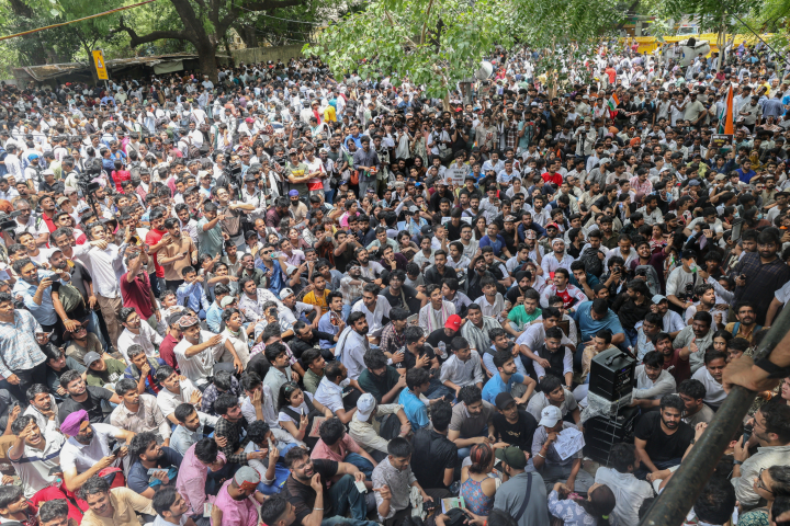 Simpatizantes del movimiento juvenil satírico Cockroach Janta Party (CJP) en la protesta