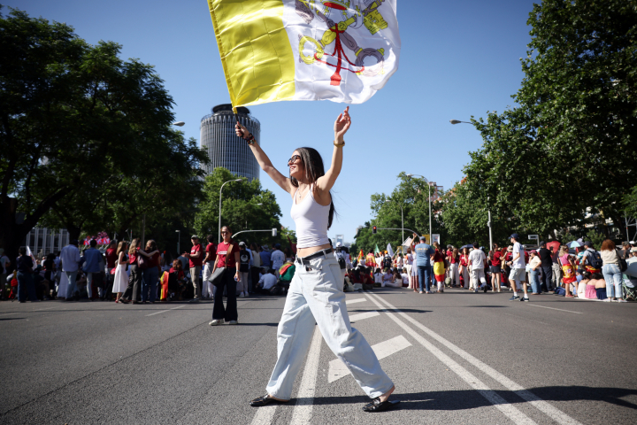 Una joven en la Castellana de Madrid durante la visita de León XIV.