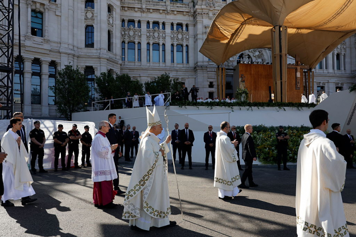 alt="alt="El papa, durante la procesión del Corpus Christi.""