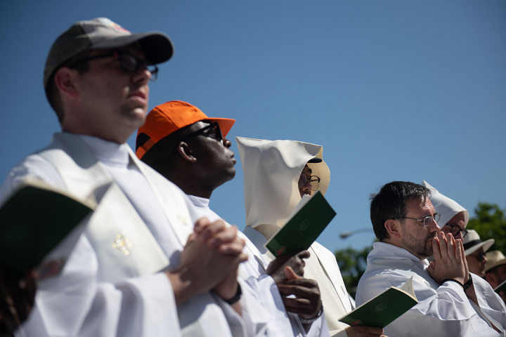 alt="alt="Un grupo de personas disfruta de la procesión del Corpus Christi.""
